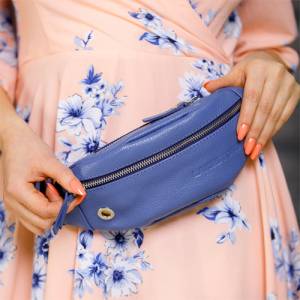 Как носить яркую сумку